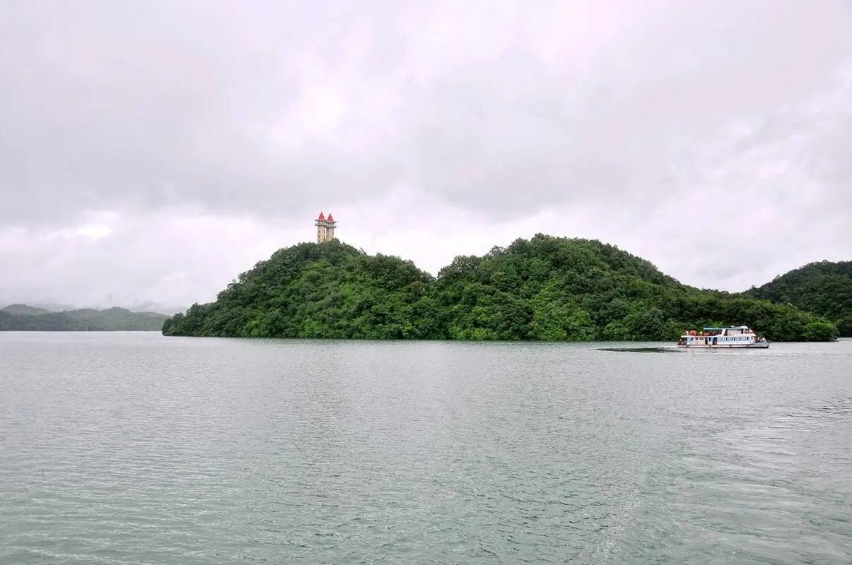江西第一大人工湖，湖面宽广，有形态各异的大小岛屿1667个
