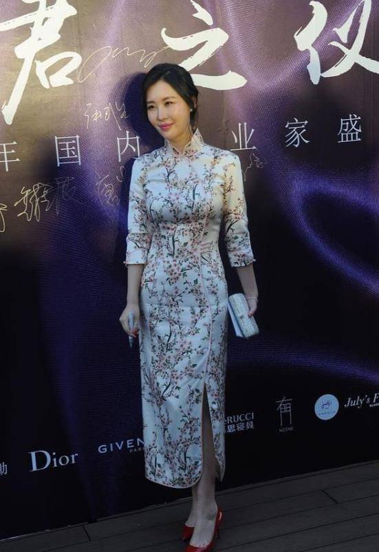 田朴珺穿时尚裙秀女人味,凹凸身材让人眼馋,不愧是征服王石女人_气质
