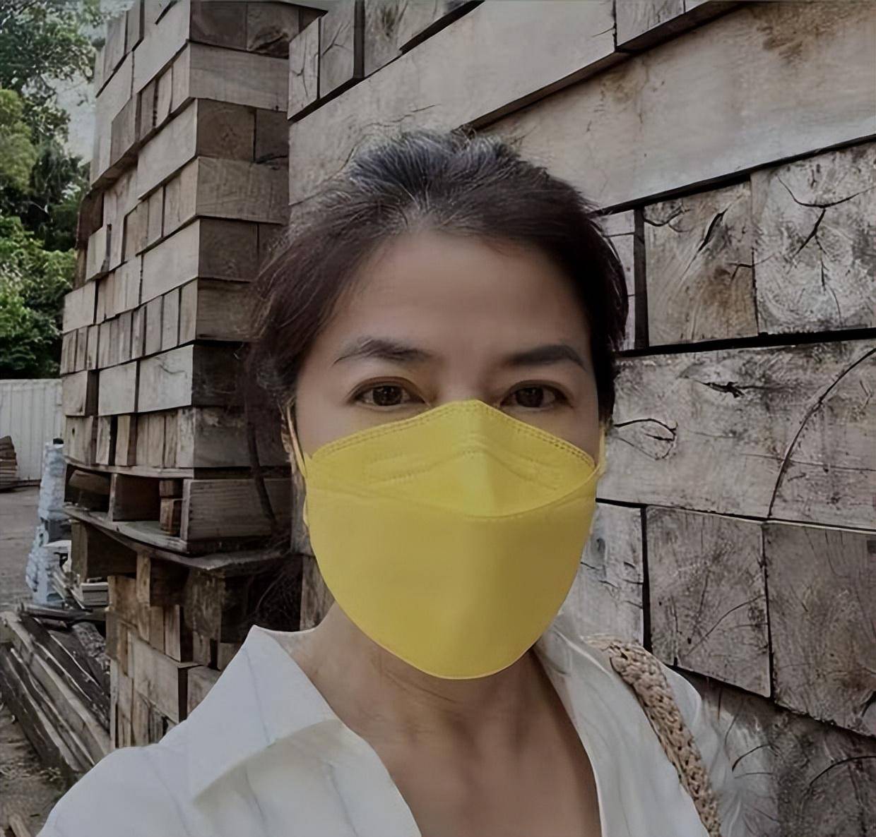 62岁钟楚红自拍即便素颜老气穿着土俗但她气质还高级很漂亮