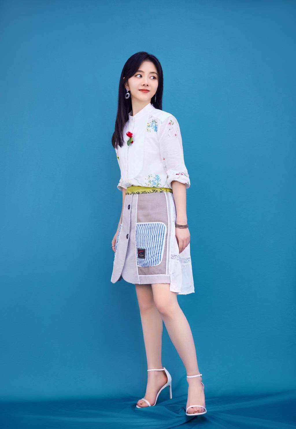 原创谭松韵哪像30岁的人白t配红色工装裙青春活力凹出满屏少女感