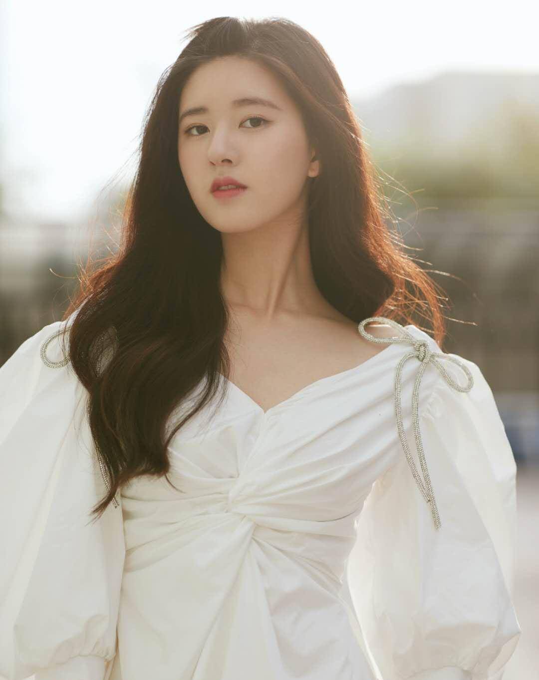 原创赵露思扎双马尾穿西装外套混搭裙子妥妥的初恋女神