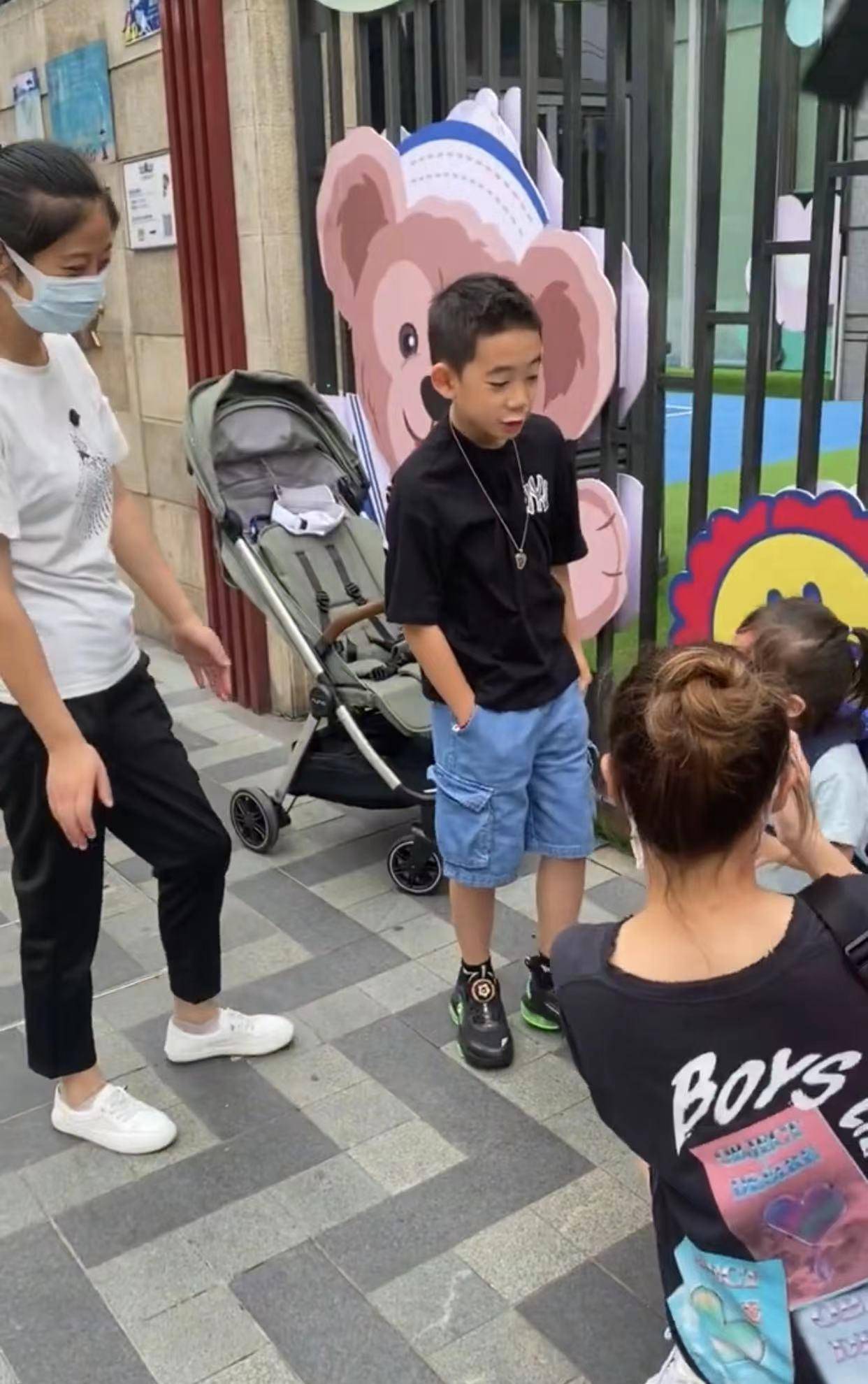 应采儿携俩子现身长沙,jasper身高猛长,hoho疑读18万一年幼儿园