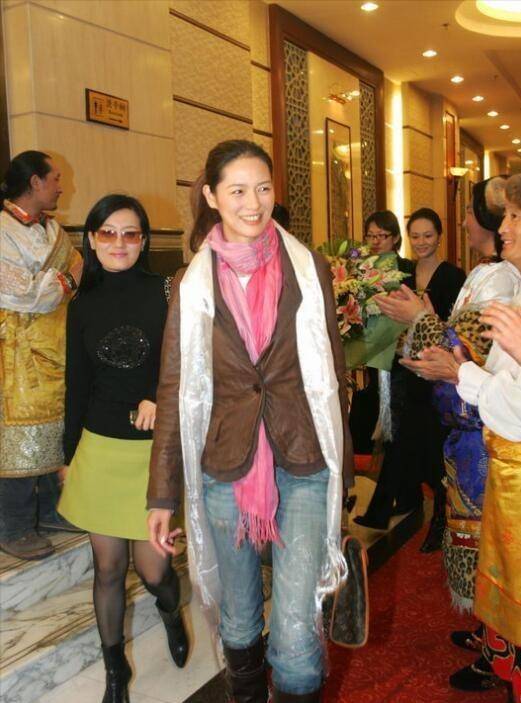 刘燕成为熟客后,他成为郎坤边上真正的女朋友.