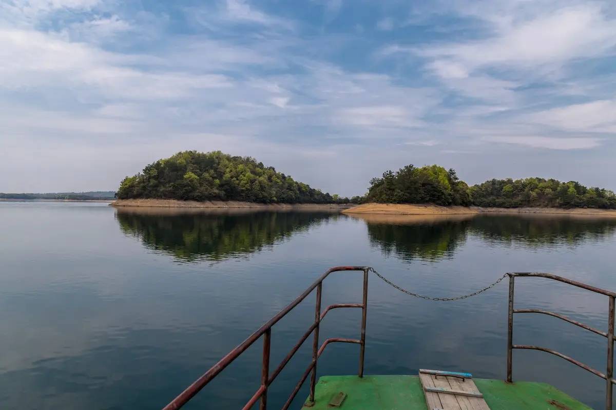 江西第一大人工湖，湖面宽广，有形态各异的大小岛屿1667个