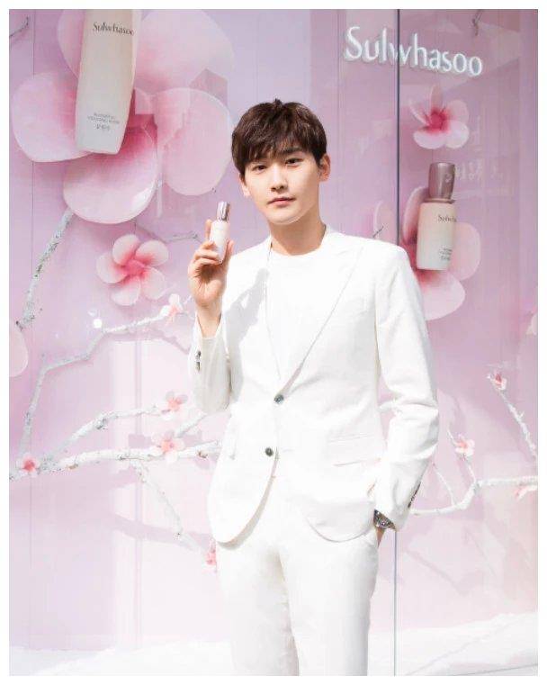 原创邢昭林超爱白t恤运动鞋配西服深情大男孩的穿衣时尚让人着迷