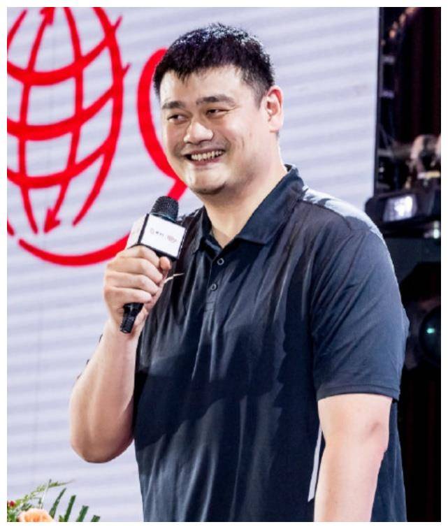 有一种叫姚明的身高,连地铁高度都比不上他,好高啊_运动_穿着_大卫亚