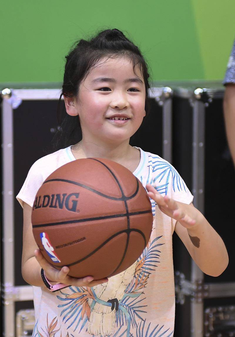原创姚明父女现身机场鹤立鸡群姚沁蕾12岁身高180或成第2个郑海霞