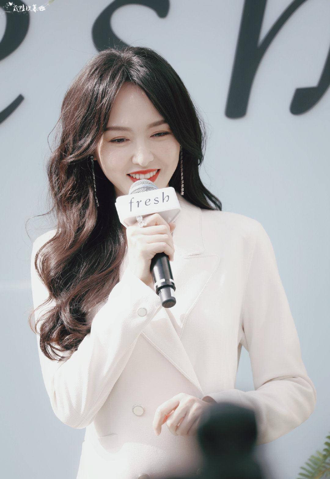 百褶西装裙搭配时尚女大波浪干净利落的极简风唐嫣的气质真好