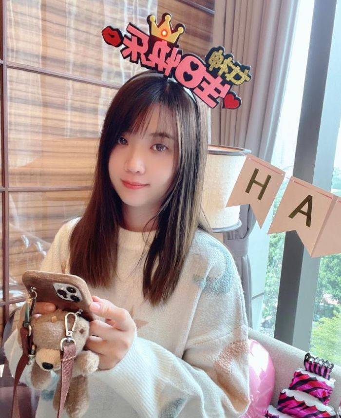 从现场看,苏炳添精心安排了生日聚会,房间也精心安排,非常漂亮.