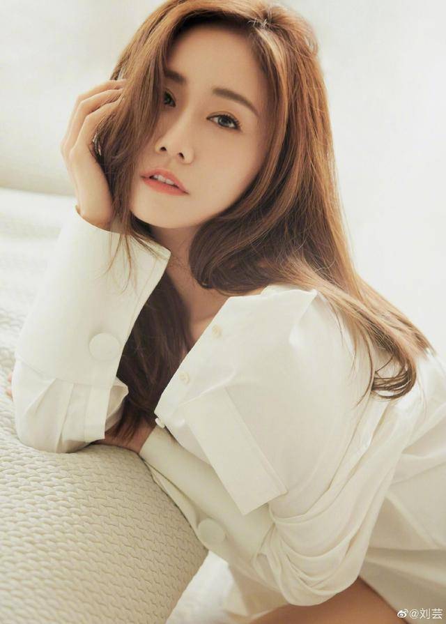 刘芸晒夏日穿搭写真,着白衬衫露香肩好迷人_day_挑战_装饰