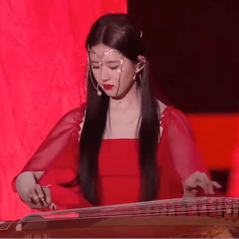 赵露思不仅会弹古筝,还是位古筝八级的演奏家!