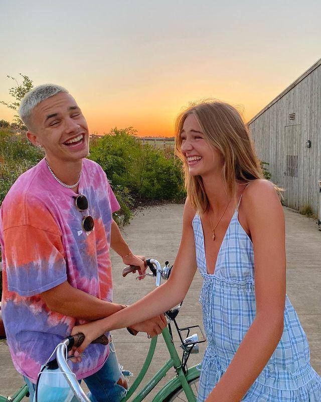 镜前拍,女友只围了块方巾,还被晒出了躺近照_罗密欧_米娅·雷根_小贝