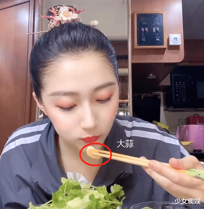 其次,除了香菜和大蒜之外,其实关晓彤还说吃了一个巨大蔬菜汉堡!