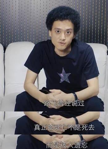 在视频中,虽然赵英俊已经病得很重,但他仍然没有忘记跟每个人开玩笑