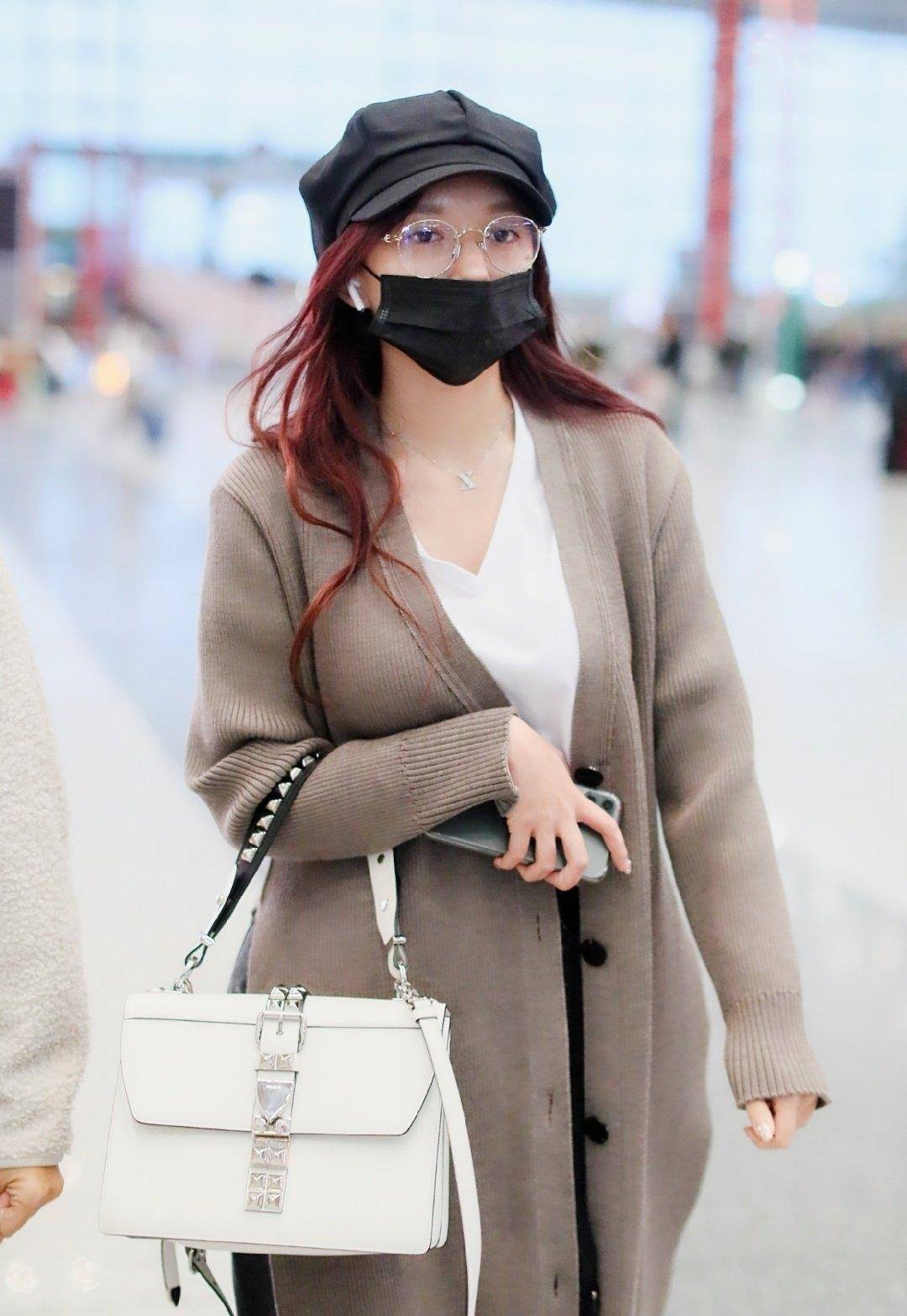 程潇清晨走机场一身大开叉长针织衫长腿依旧吸睛憔悴也时髦