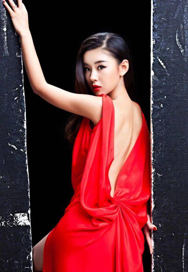 35岁李小萌太吸睛!