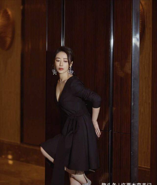 原创冻龄女神陈紫函穿黑色西装搭小白裙女强人气场十足