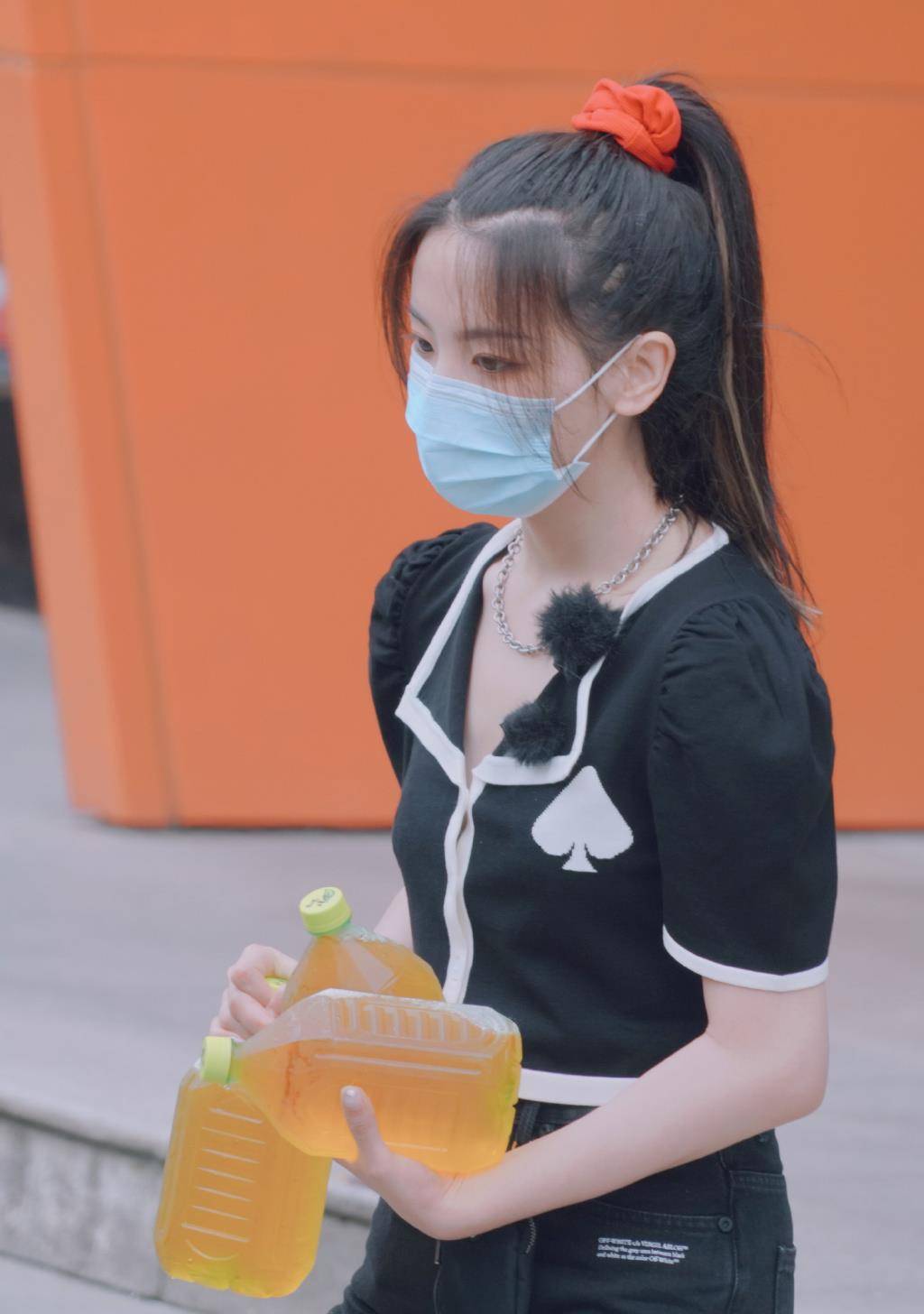 难怪会被老板一眼相中,杨超越泡泡袖上衣配短裙,美成漫画女主_少女