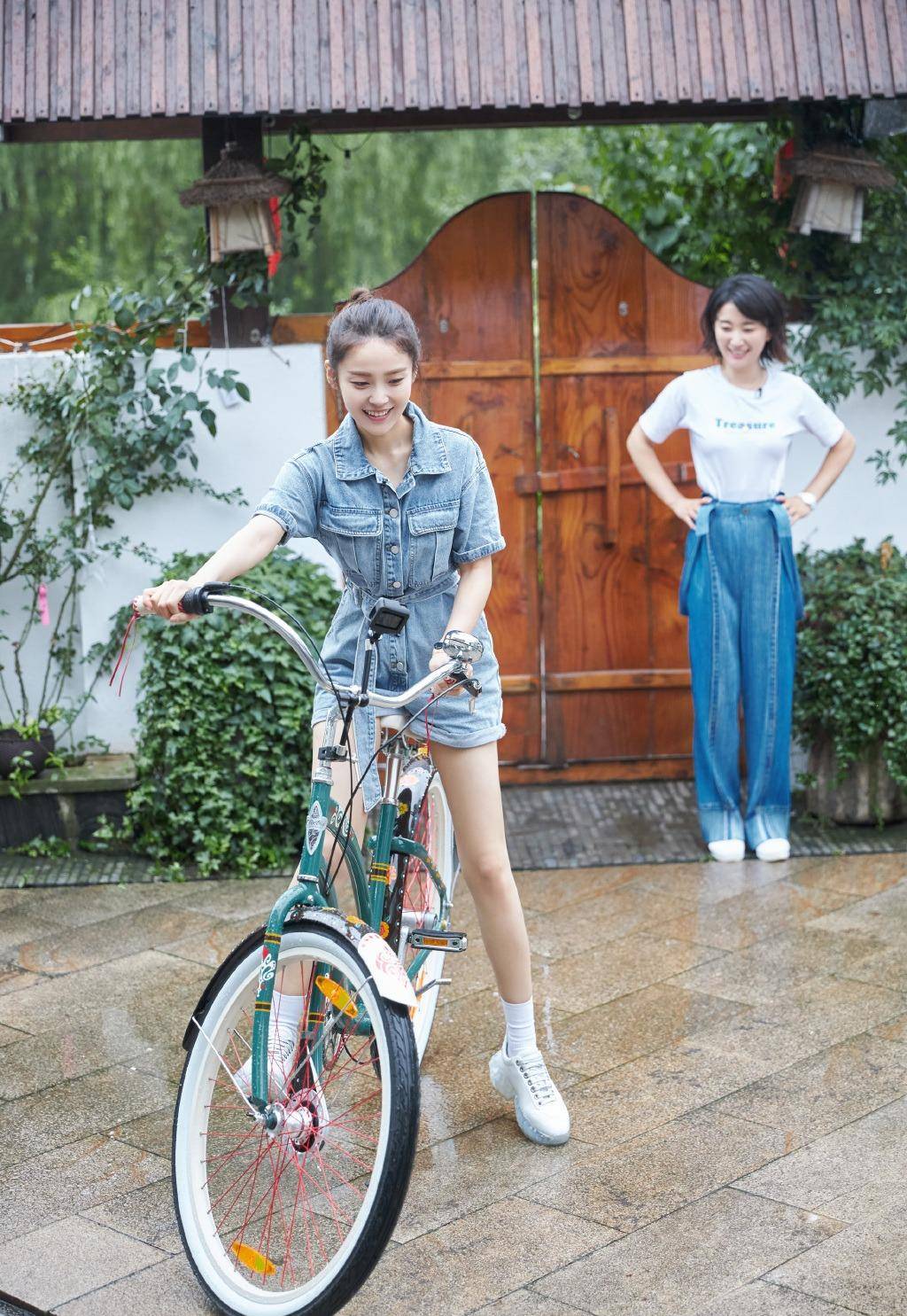 张佳宁"漫画腿"太抢镜,穿牛仔连体裤配小白鞋,30岁美成少女_元素_白色