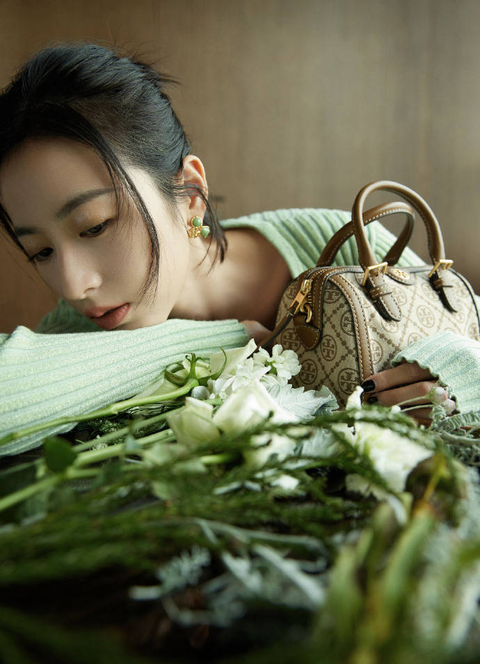 周雨彤,1994年5月21日出生于安徽,中国女演员,毕业于复旦大学上海视觉