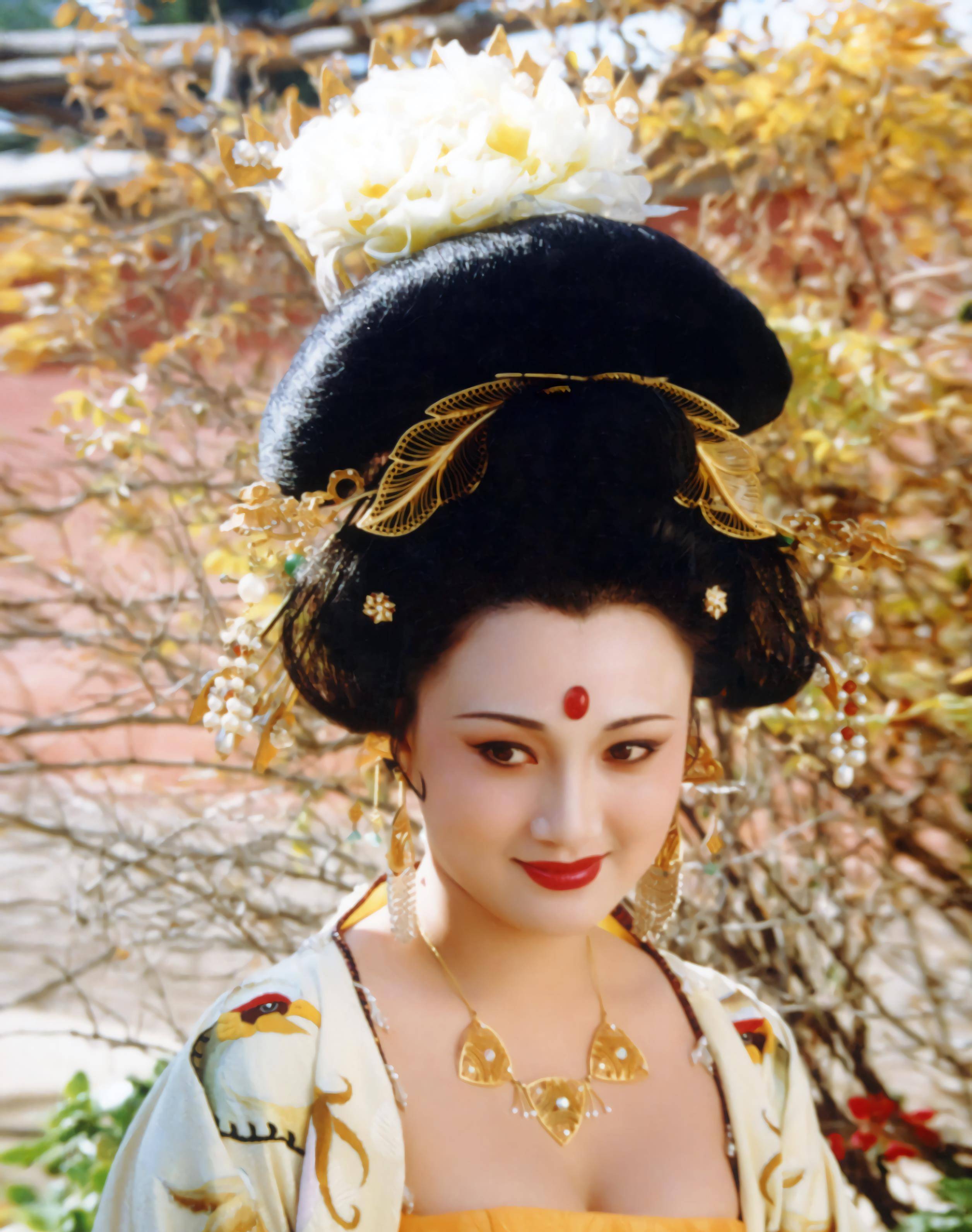 80年代当红女星林芳兵,凭"杨贵妃"走红,如今过得怎样了?