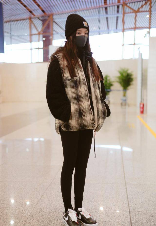 原创林允太有时尚小脾气啦紧身裤力破长胖谣言简直酷到不想移眼