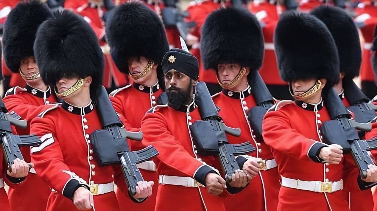 热死也要帅:英国皇家卫队,中暑晕倒,都得讲究"统一姿势"