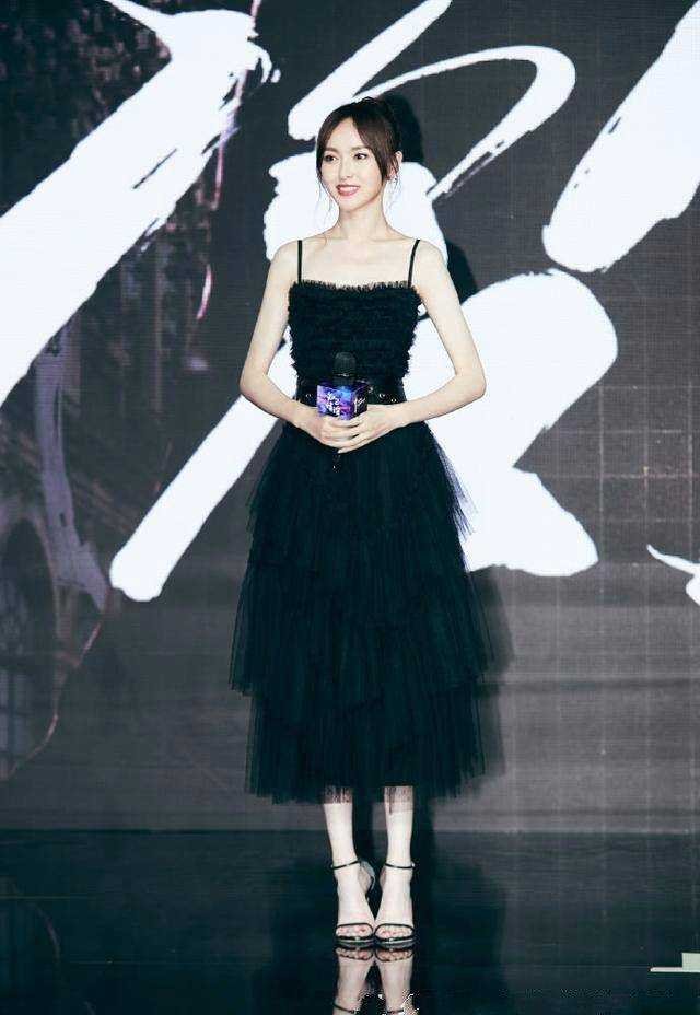 20岁宋祖儿与34岁唐嫣同穿吊带裙气质差不少