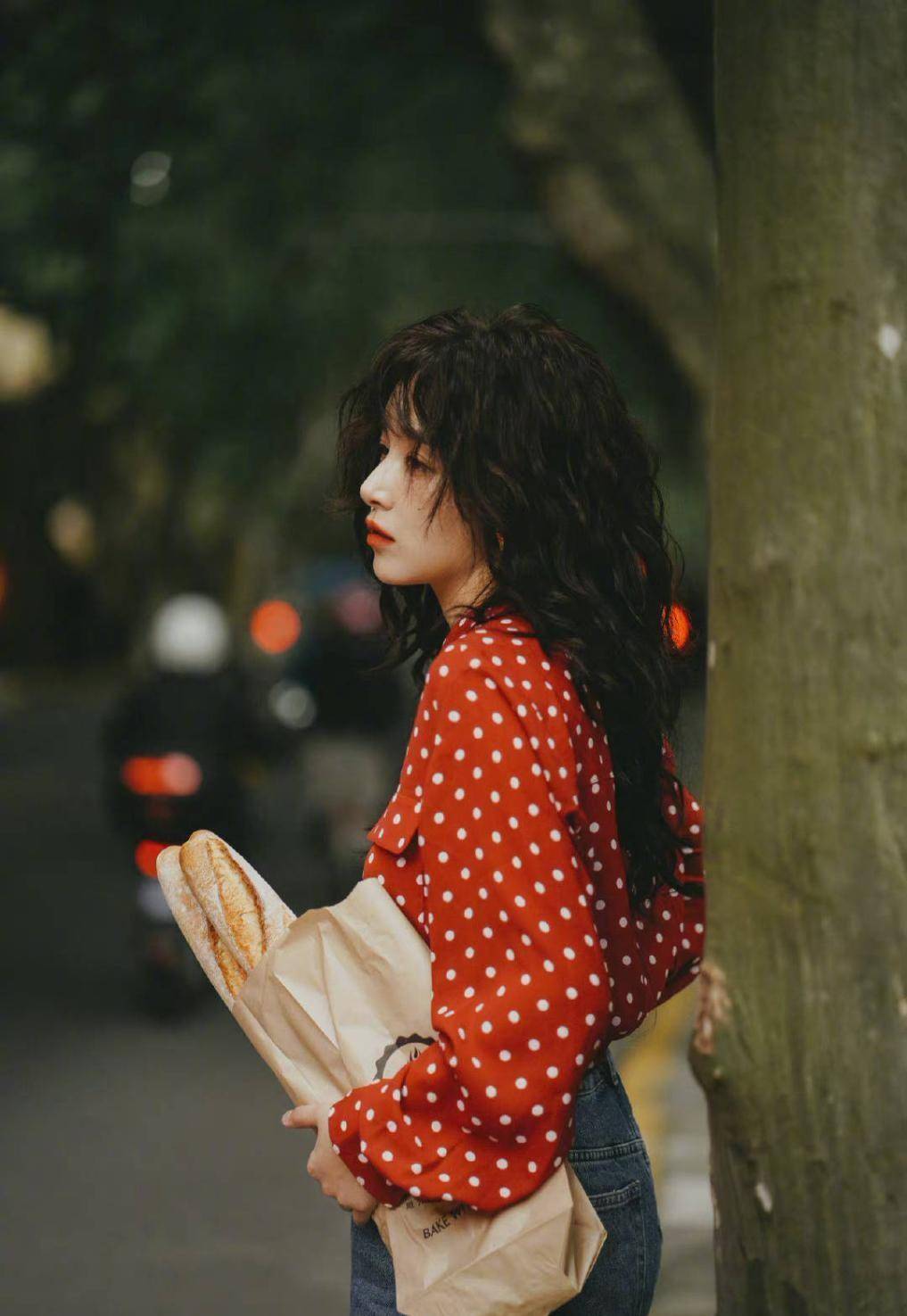 阚清子穿红色波点衬衫,化身港风复古女神,泡泡发原来这么有气质_造型