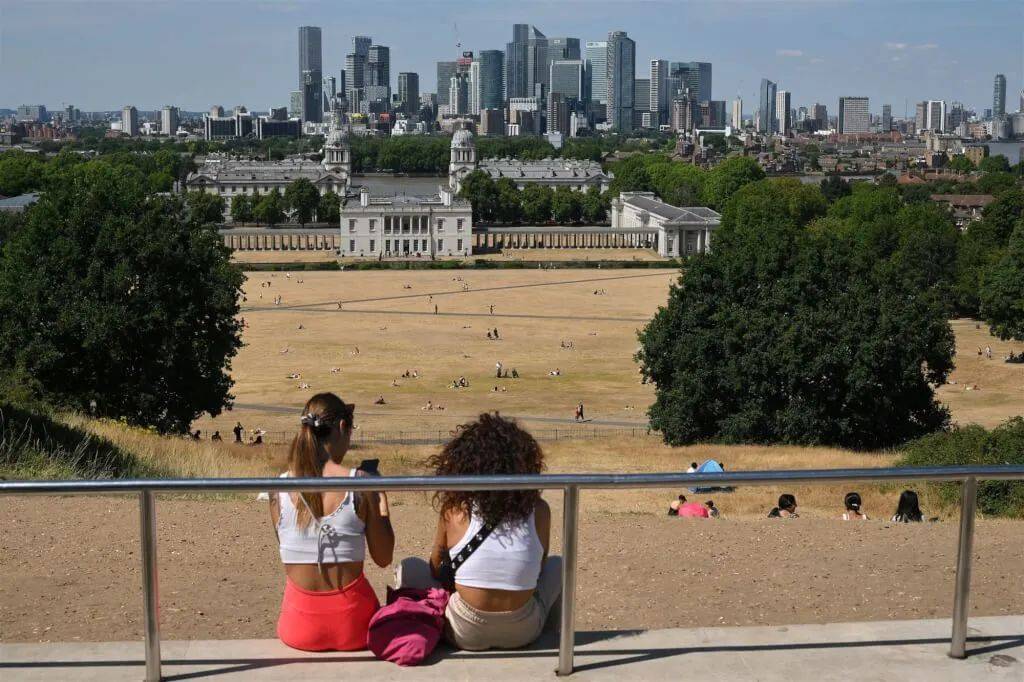 38度高温,英国女王卫队站成"植物人",只能等警察"浇水"…_皮帽子_时候