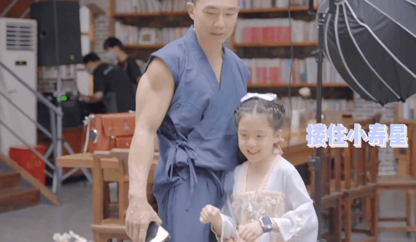 刘畊宏晒女儿中国风庆生视频,小泡芙从小美到大