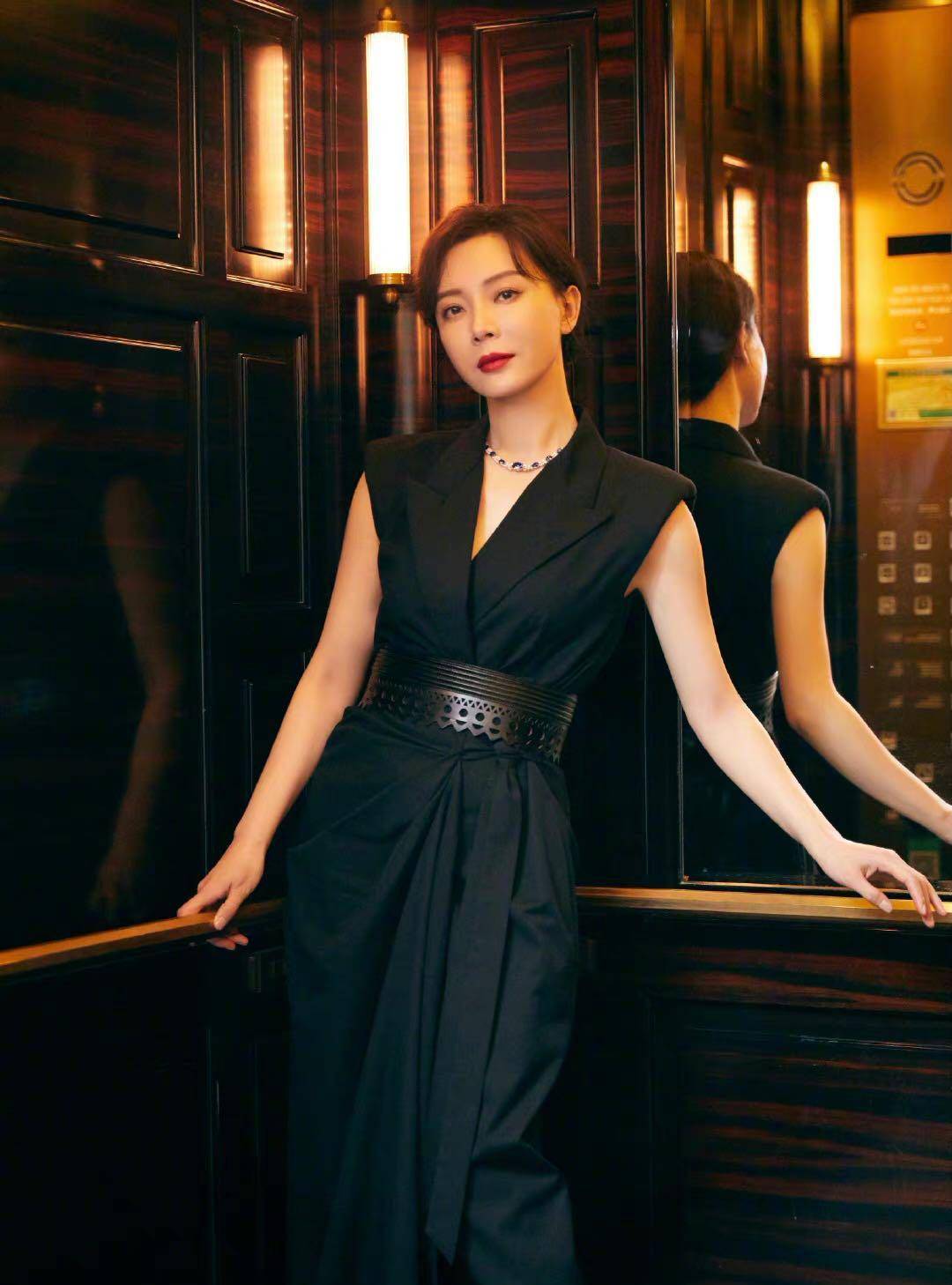 原创44岁的陈数为活动现身黑色v领长裙气质超好岁月沉淀的是魅力