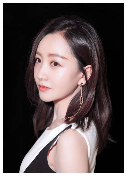 原创杨蓉越活越少女穿经典黑白裙优雅精致笑起来太惹人爱