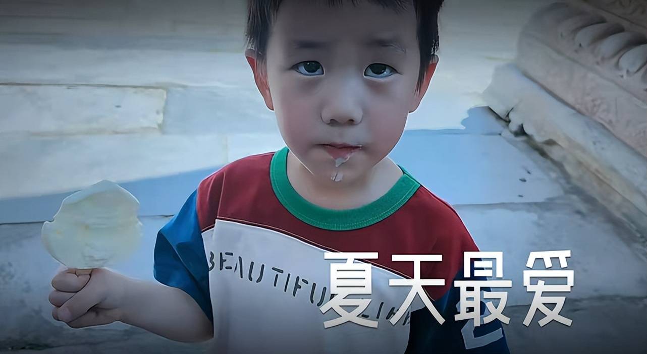 孙莉晒二女儿近照,9岁多妹涂大红唇穿旗袍
