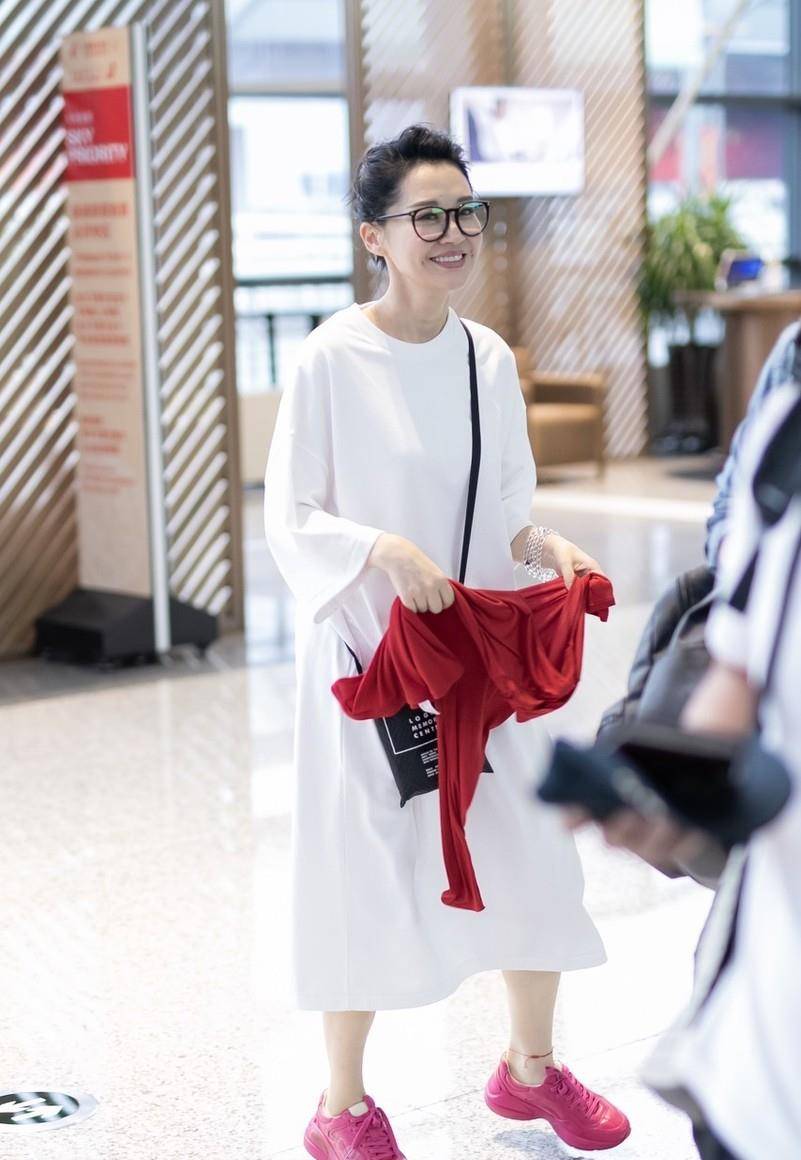 原创花样姐姐许晴真会穿雪纺衫搭拖地裤腿长一米八