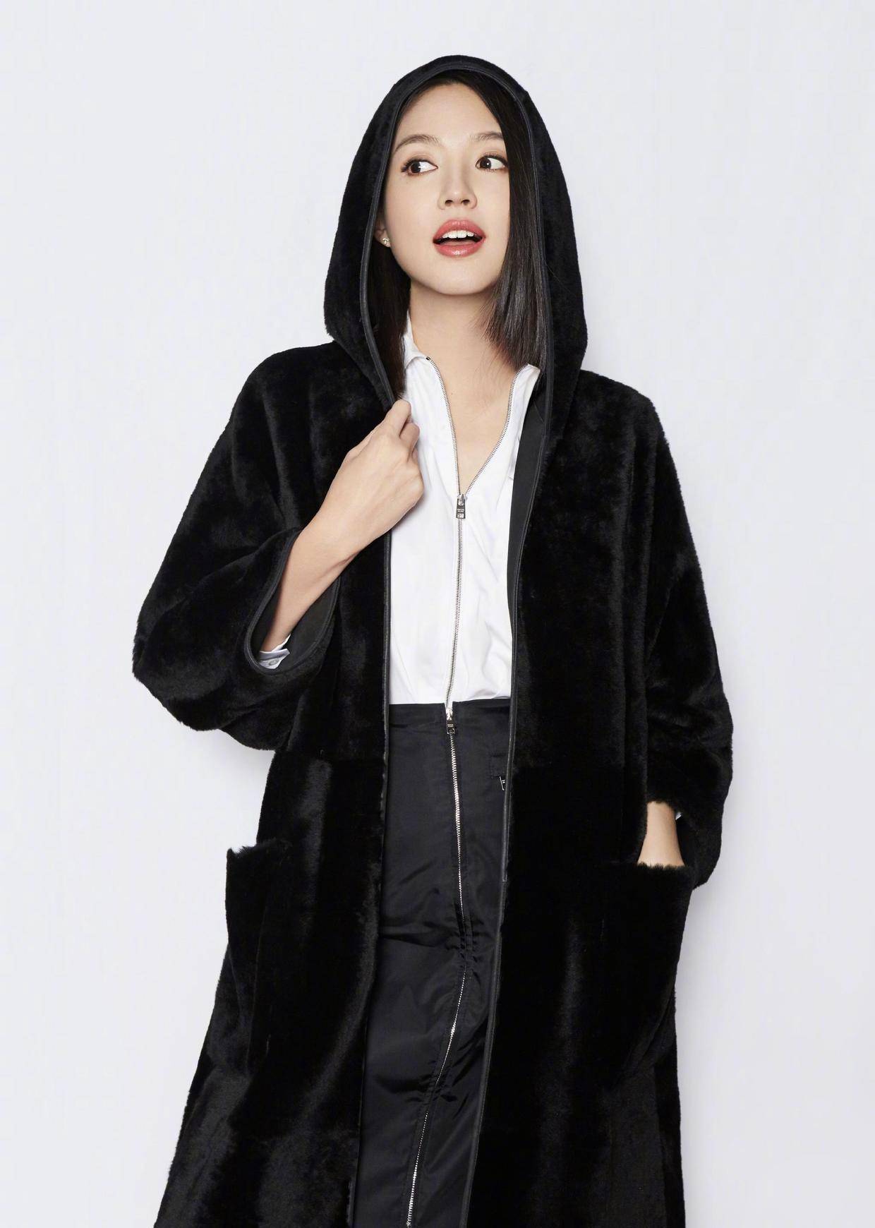 原创张梓琳身材和气质绝了穿一件波点连衣裙超洋气细腰长腿真吸睛