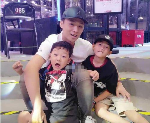 张恒带娃照片曝光!