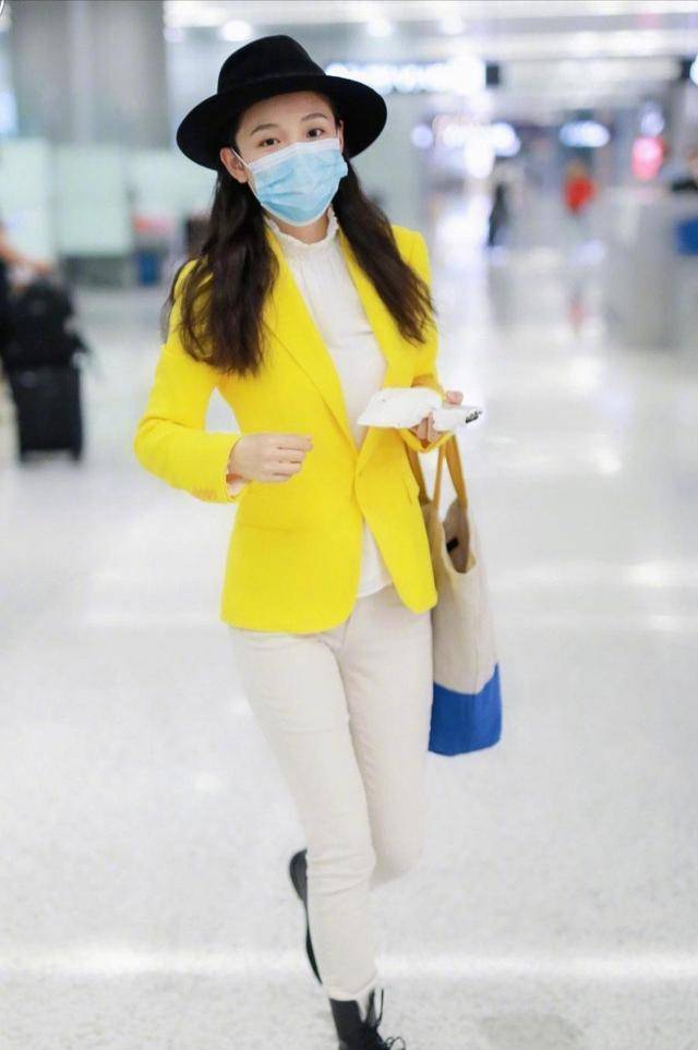 原创吴倩机场造型曝光明黄色的西装实力抢镜成为了乡村女企业家