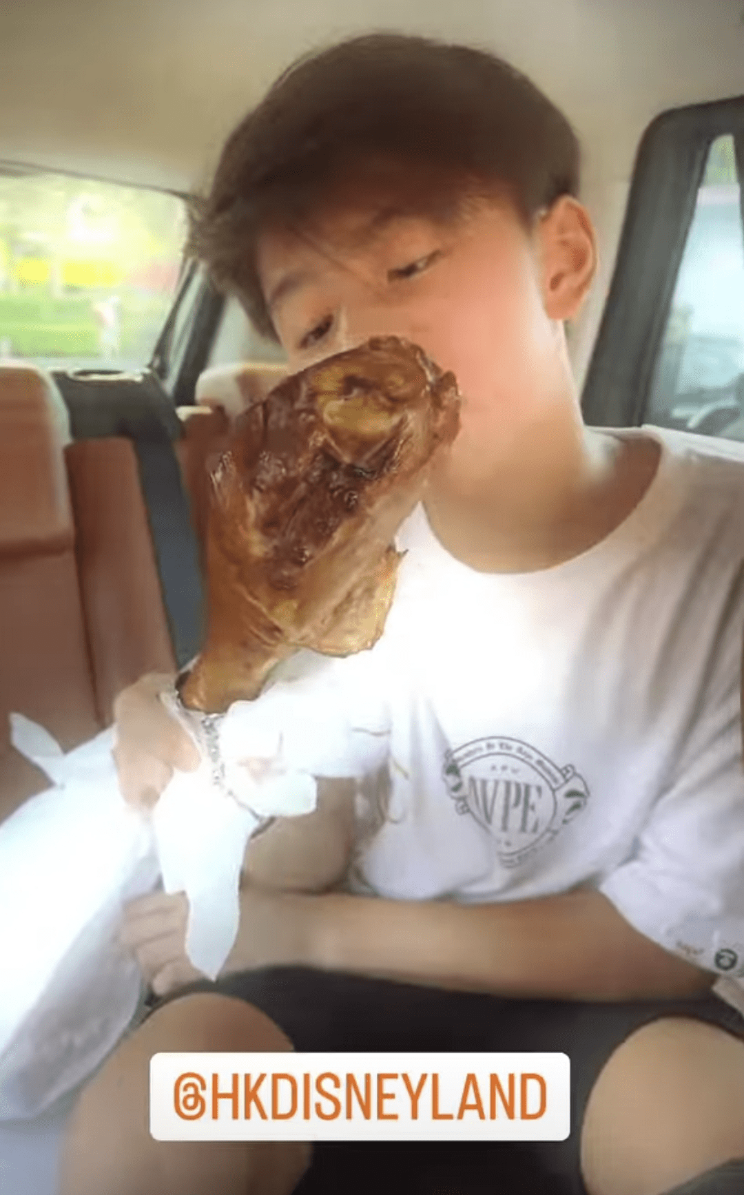 张柏芝带次子外出,让小Q拎所有物品不溺爱