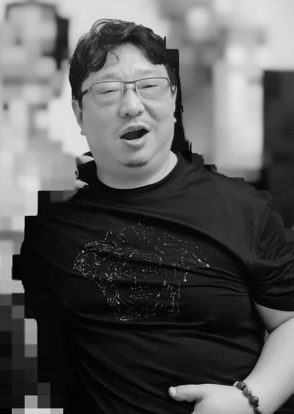 对于王运庆的离世,网友们纷纷为之惋惜不已,有着外号"二胖老师"的王运