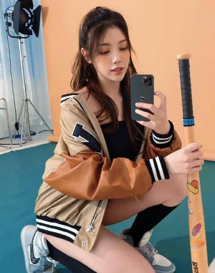 兜儿怀孕23周身材健壮比小猪先生还胖网友小心老公不忠诚