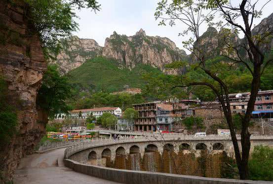 中国最“隐秘”村庄，在井底千年的世桃源，出门要爬2000级台阶