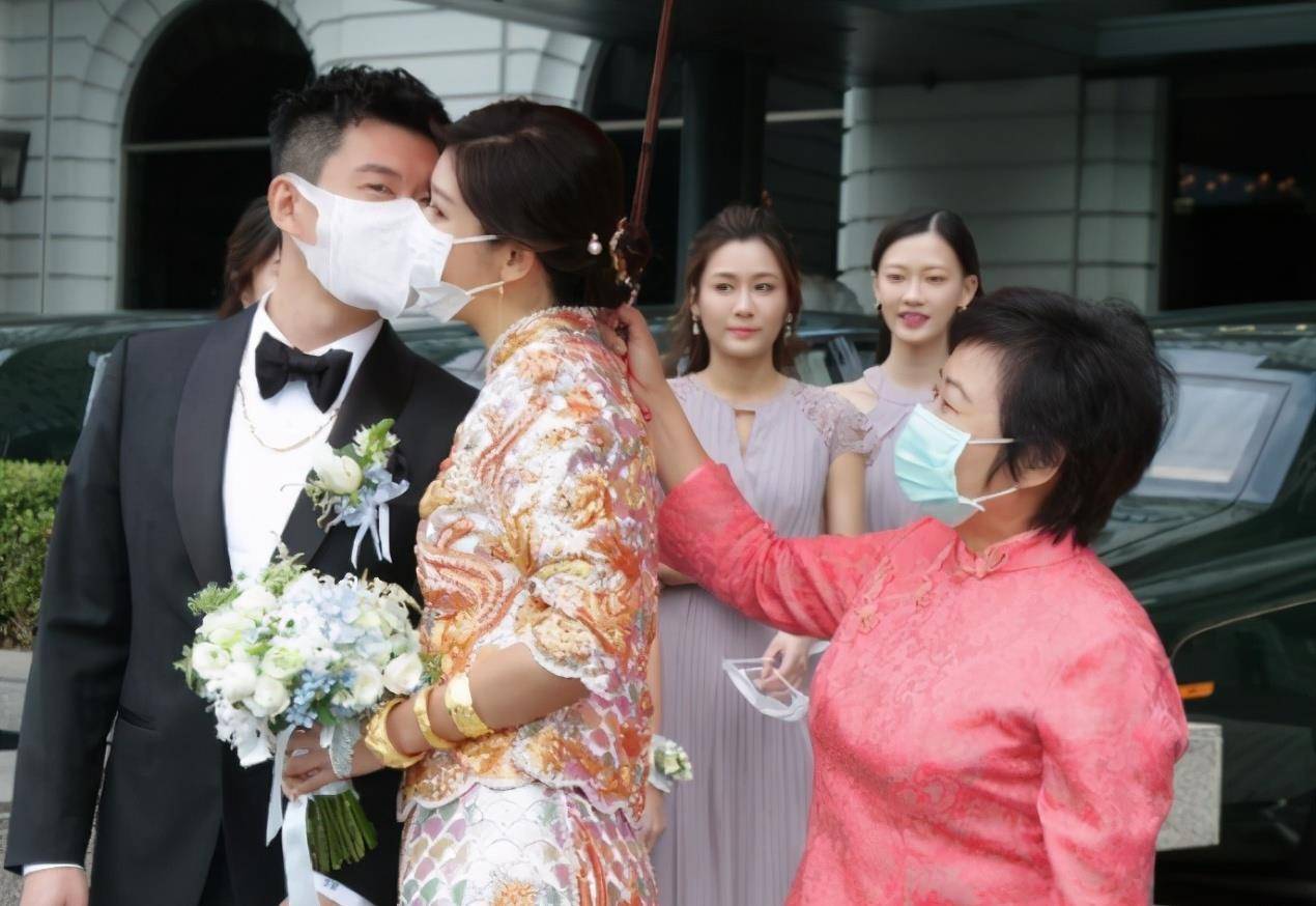 27岁女星余香凝结婚,花球遮孕肚,戴口罩与老公亲吻超甜蜜_婚礼_男友