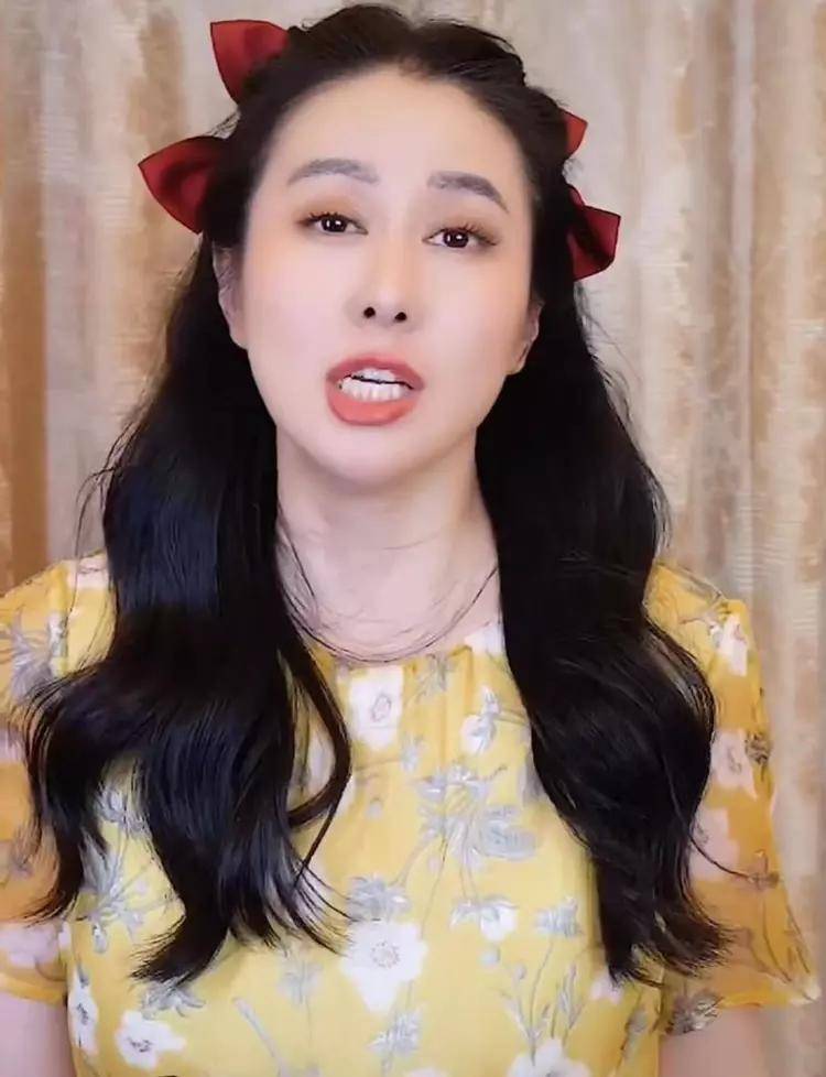 不知道是否因为美颜被打开的原因,叶璇的欧式双眼皮显得很奇怪,她的