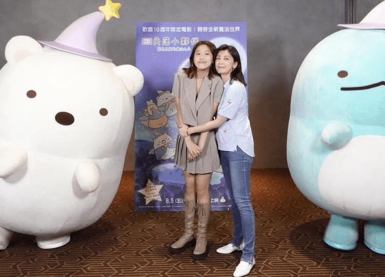 助力女儿进娱乐圈?贾静雯母女同台似同龄人