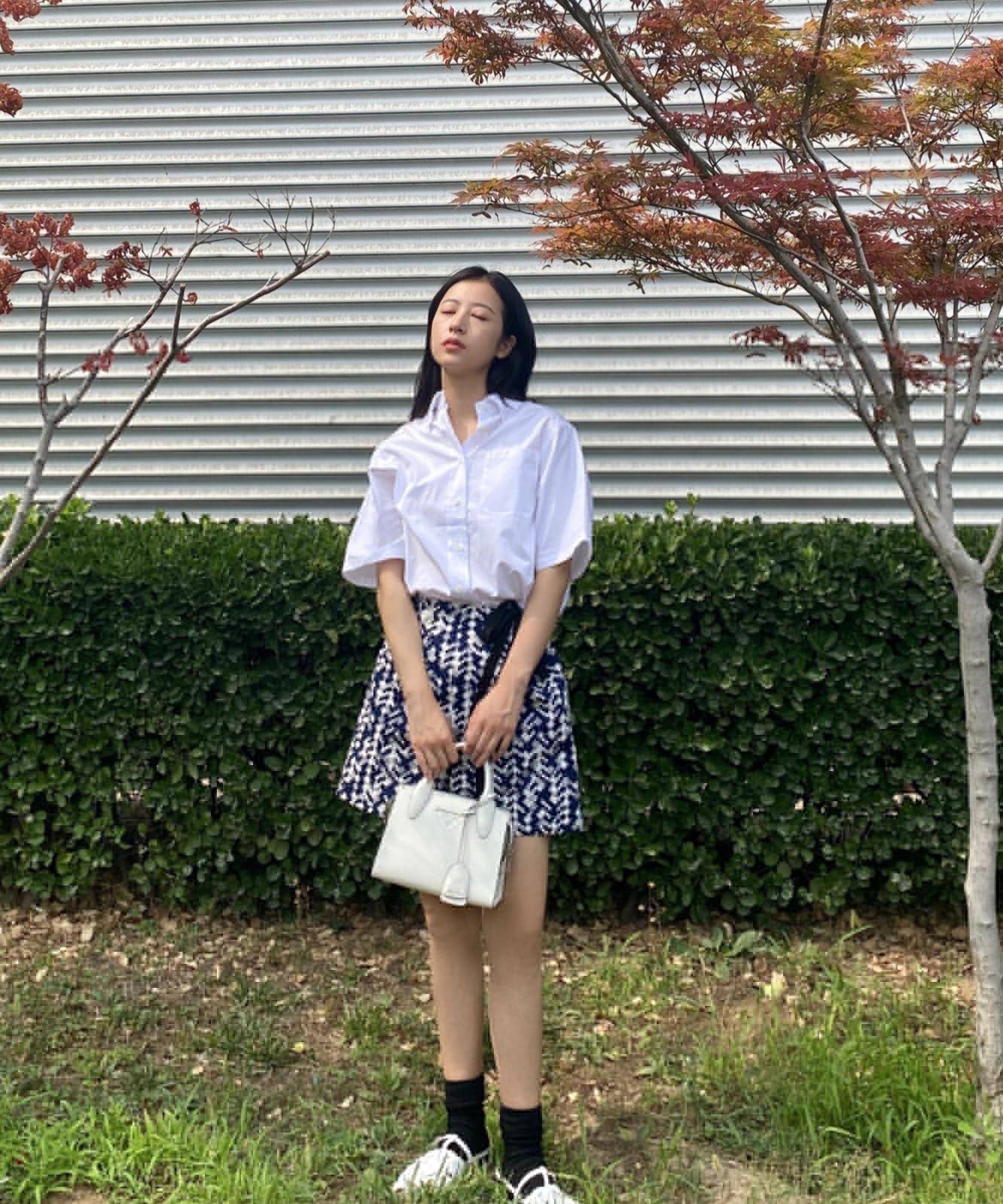 原创周雨彤气质真好穿白衬衫配男友风花短裤手提白色包休闲又高级