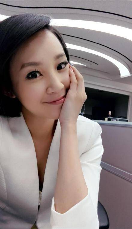 原创凤凰卫视美女主持人竹幼婷还是那么漂亮散发出独特的气质