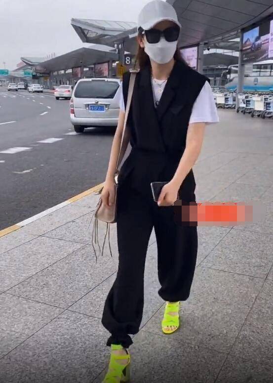 原创有一种荧光绿叫戚薇的鞋子别人穿都很土她却穿出了潮流时尚感