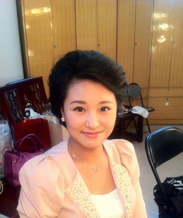 此时贾丹才意识到,自己原先在襄阳电视台就犹如坐井观天的青蛙,美滋滋