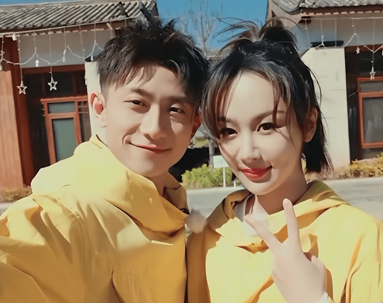 原创杨紫帮助老奶奶为了爸爸0片酬出演烈火英雄还帮杨迪解围